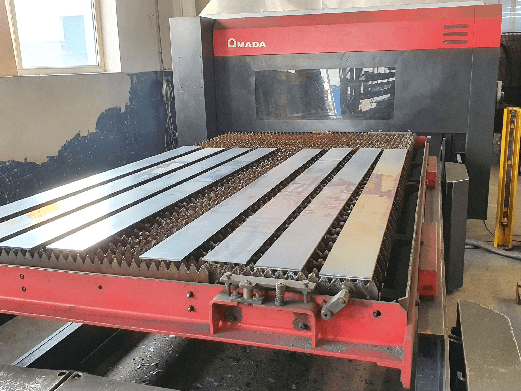 AMADA FO-3015 MII NT CI-maskinen framifrån