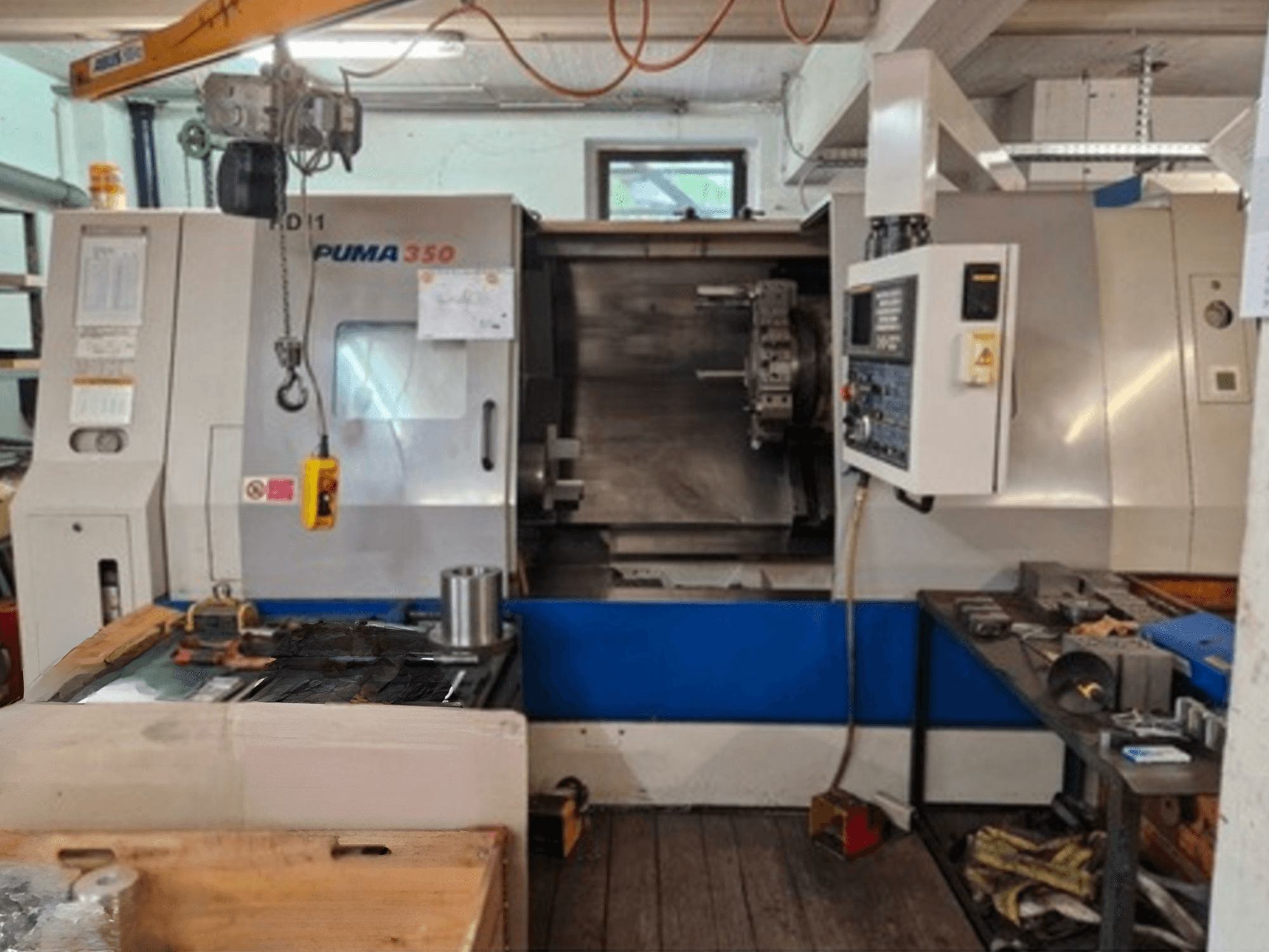 DAEWOO Puma 350 horisontell svarv, sidovy, visar kontrollpanelen och arbetsområdet med verktyg och material i närheten.