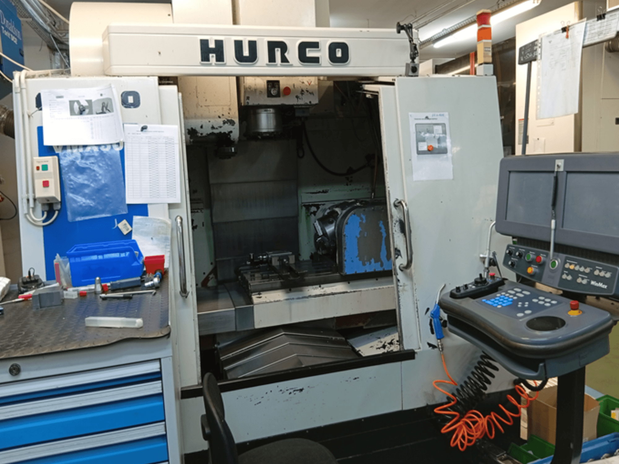 Hurco VMX 30T vertikal fleroperationsmaskin, vy framifrån, med kontrollpanel, arbetsyta och delvis öppen dörr.