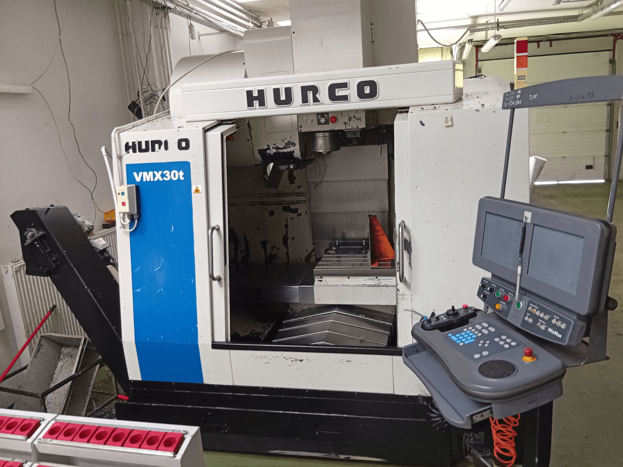 Hurco VMX 30T vertikalt bearbetningscenter, framifrån, med kontrollpanel och spindeldel samt synligt arbetsbord.