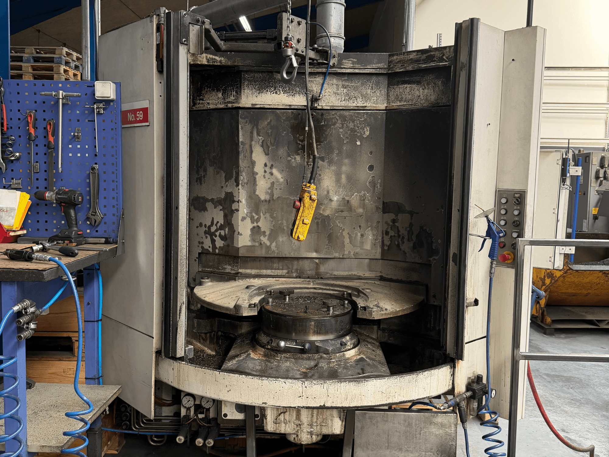 Horisontell fleroperationsmaskin HELLER MC 16 framifrån, med tomt arbetsbord och kontrollpanel, i verkstadsmiljö.