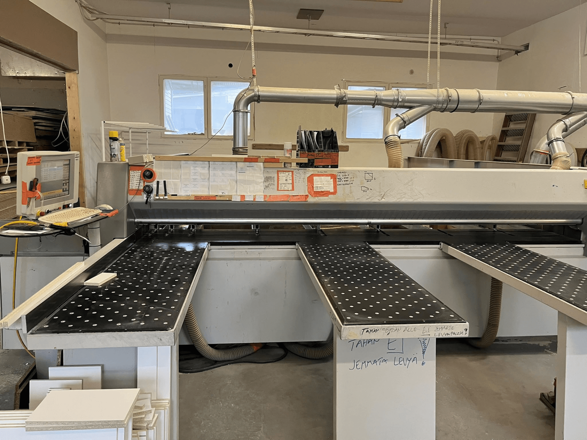 En HOLZHER CUT70-panelsåg i en verkstad, sedd framifrån, där skärbordet och kontrollpanelen syns.