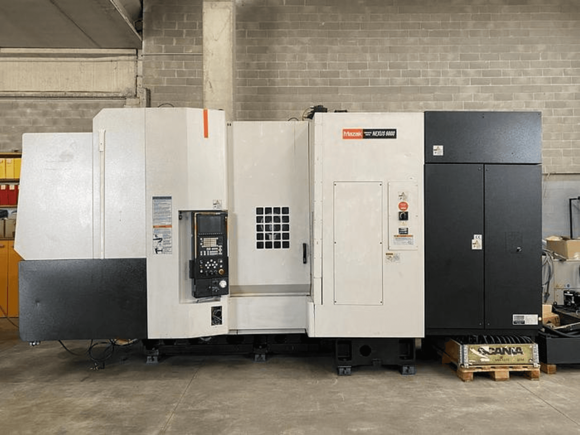 Mazak NEXUS 6400 CNC-svarv, framifrån, med kontrollpanel, strömbrytare och tvåfärgat vitt och svart hölje.