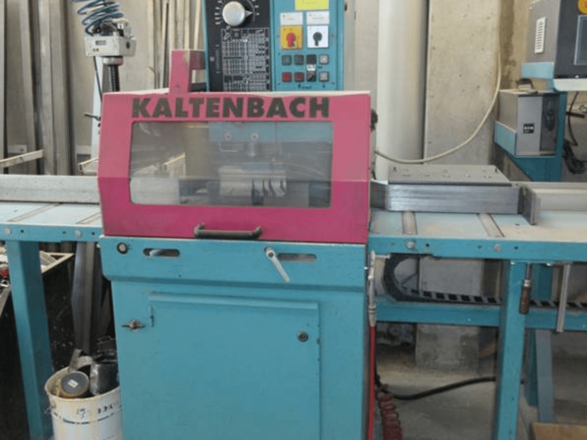 KALTENBACH KKS 400 E metallcirkelsåg framifrån, med rosa skyddshölje och kontrollpanel med knappar.