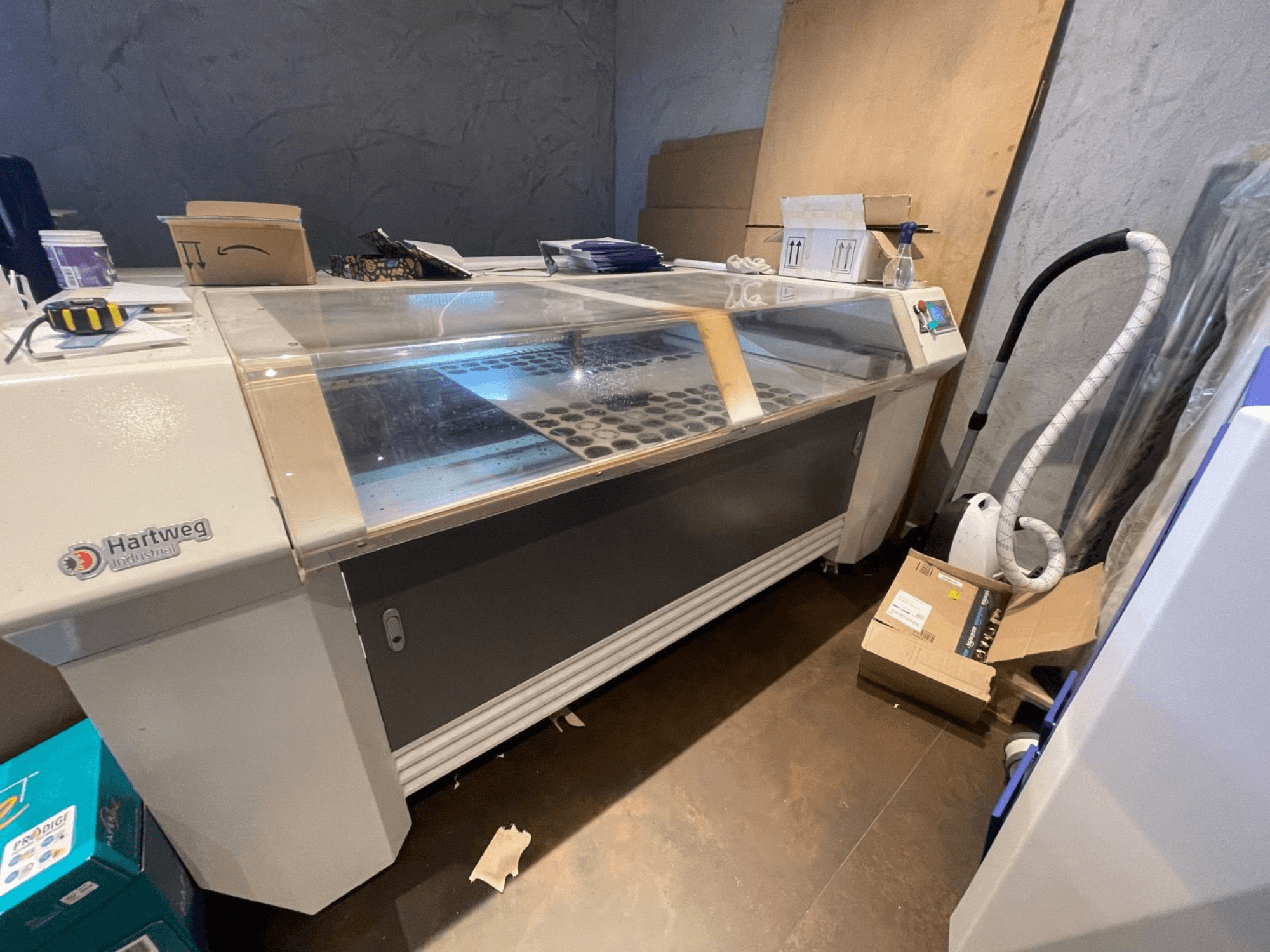 CO2-laserskärmaskin Bodor CL-1610XUF i sidovy, som visar arbetsområdet med materialfack och kontrollpanel.