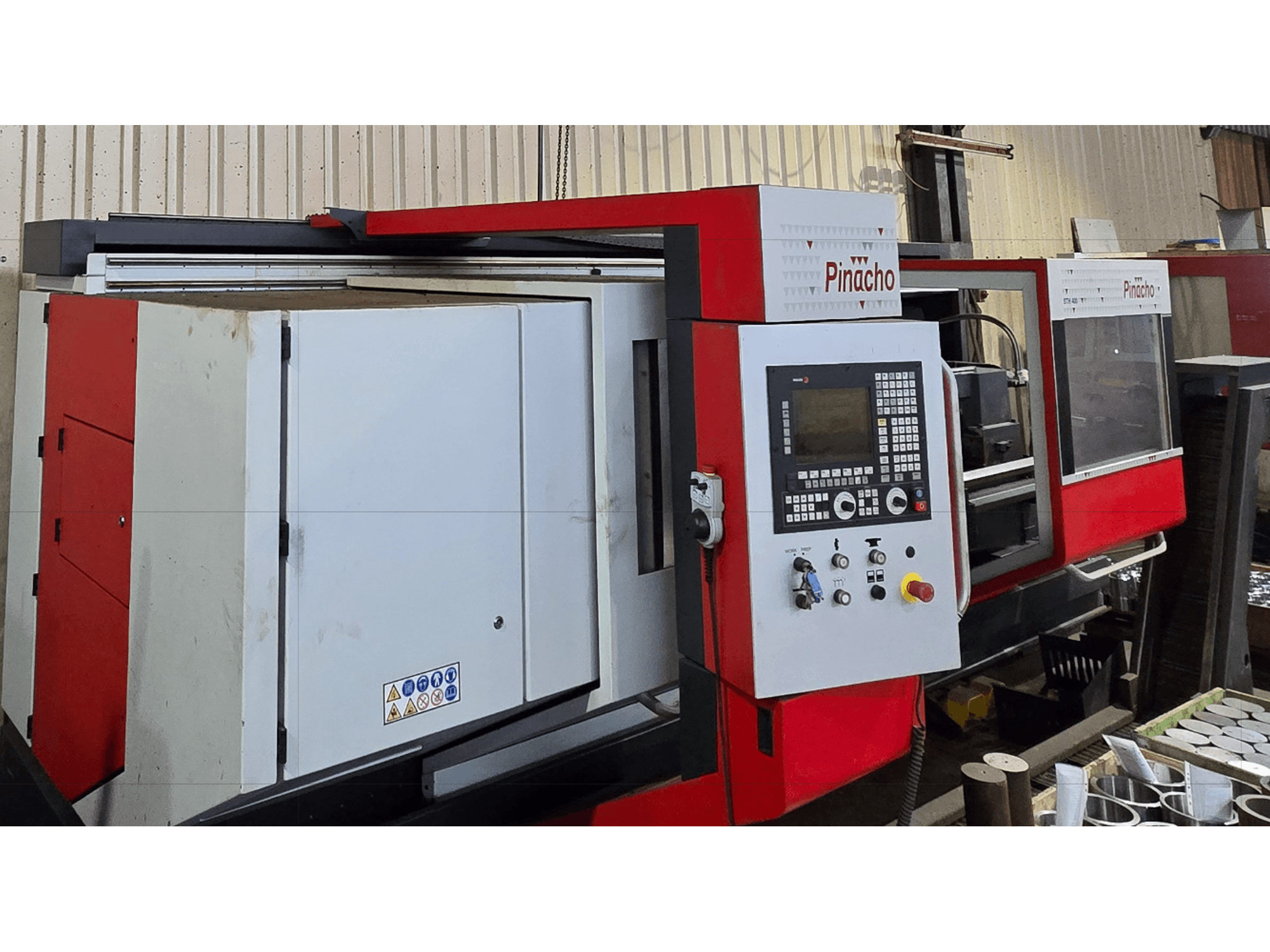Pinacho STH 400-105×3000 horisontell svarv, framifrån, med kontrollpanel och röda detaljer.
