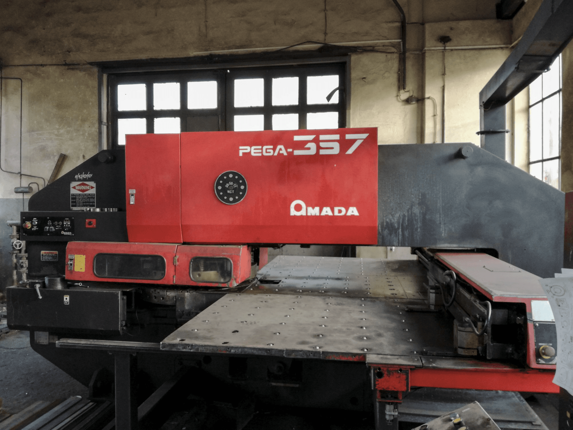 1 AMADA-maskinen framifrånPEGA 357