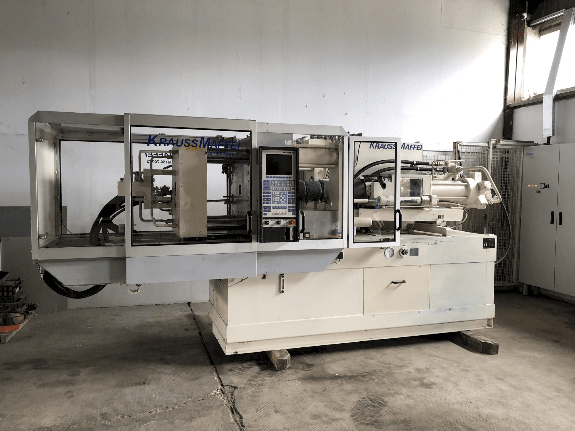 Krauss Maffei 150-700 C2-maskinen framifrån