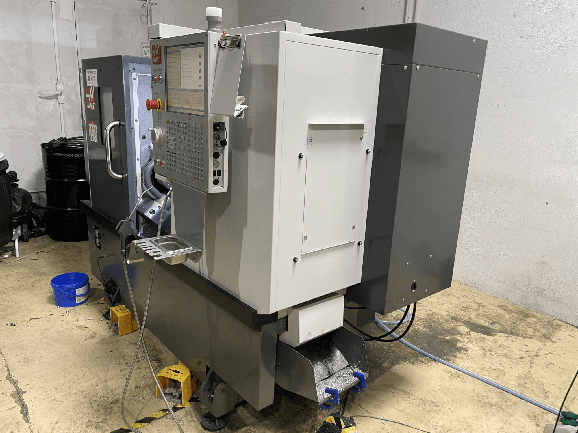 En horisontell svarv av typen HAAS ST-15Y i en verkstad, med en manöverpanel och en robust industriell konstruktion.