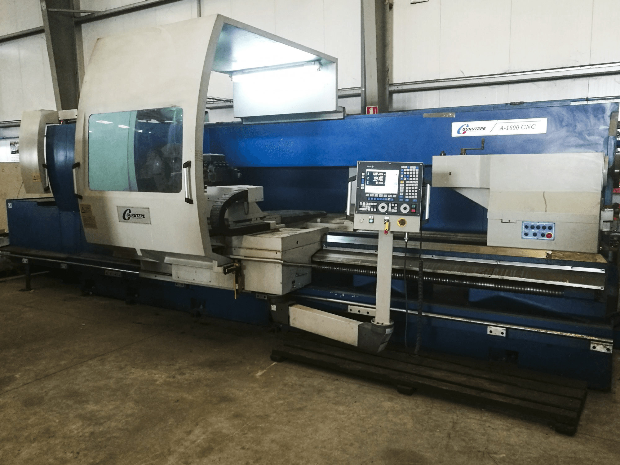 Gurutzpe-maskinen sedd från vänsterA-1600 CNC