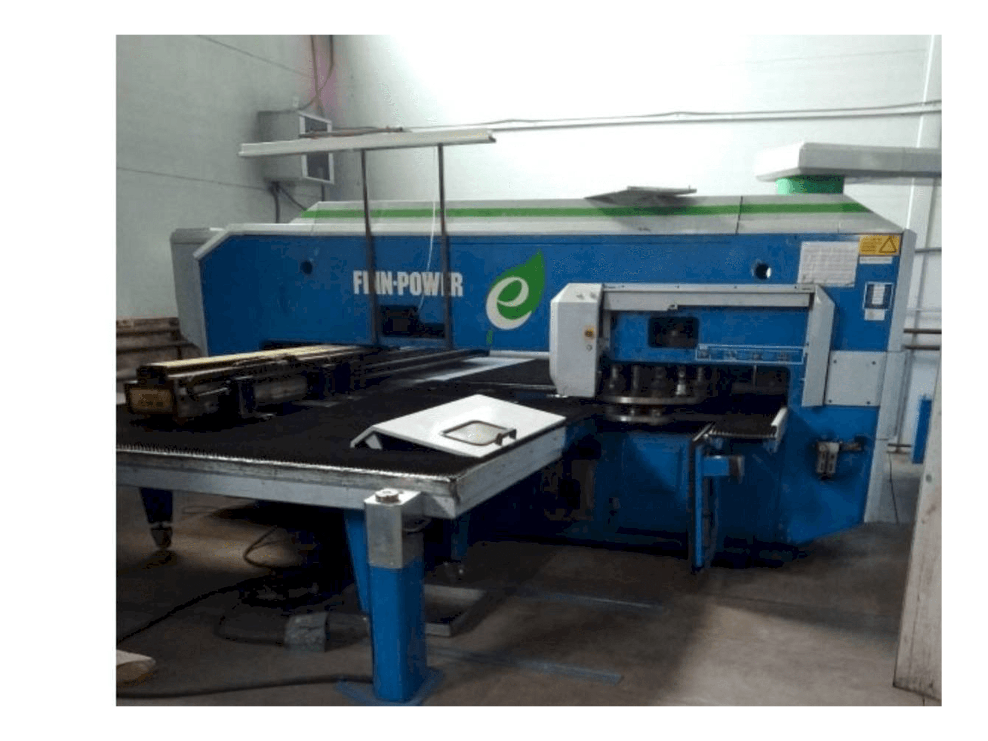 Finn-Power E5-maskinen framifrån