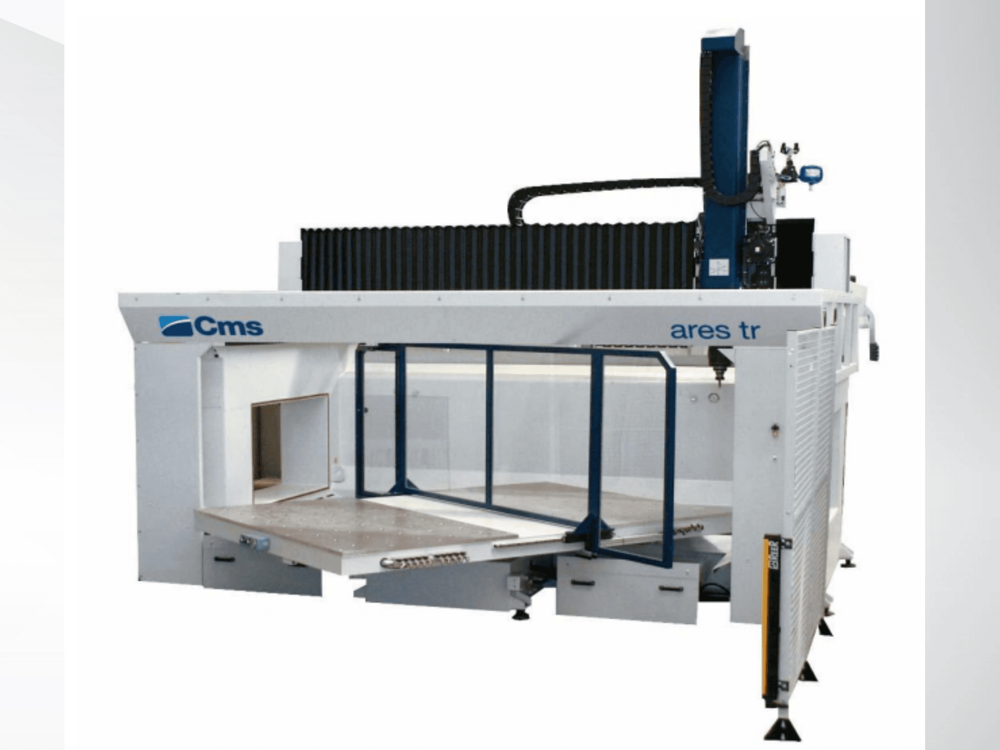 CMS Ares TR CNC-maskin, sidovy, har ett stort arbetsbord och en sluten konstruktion för precisionsskärning.