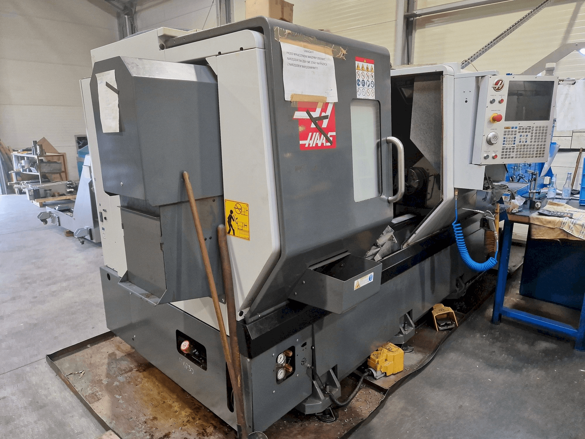 HAAS DS-30Y-maskinen sedd från vänster sida