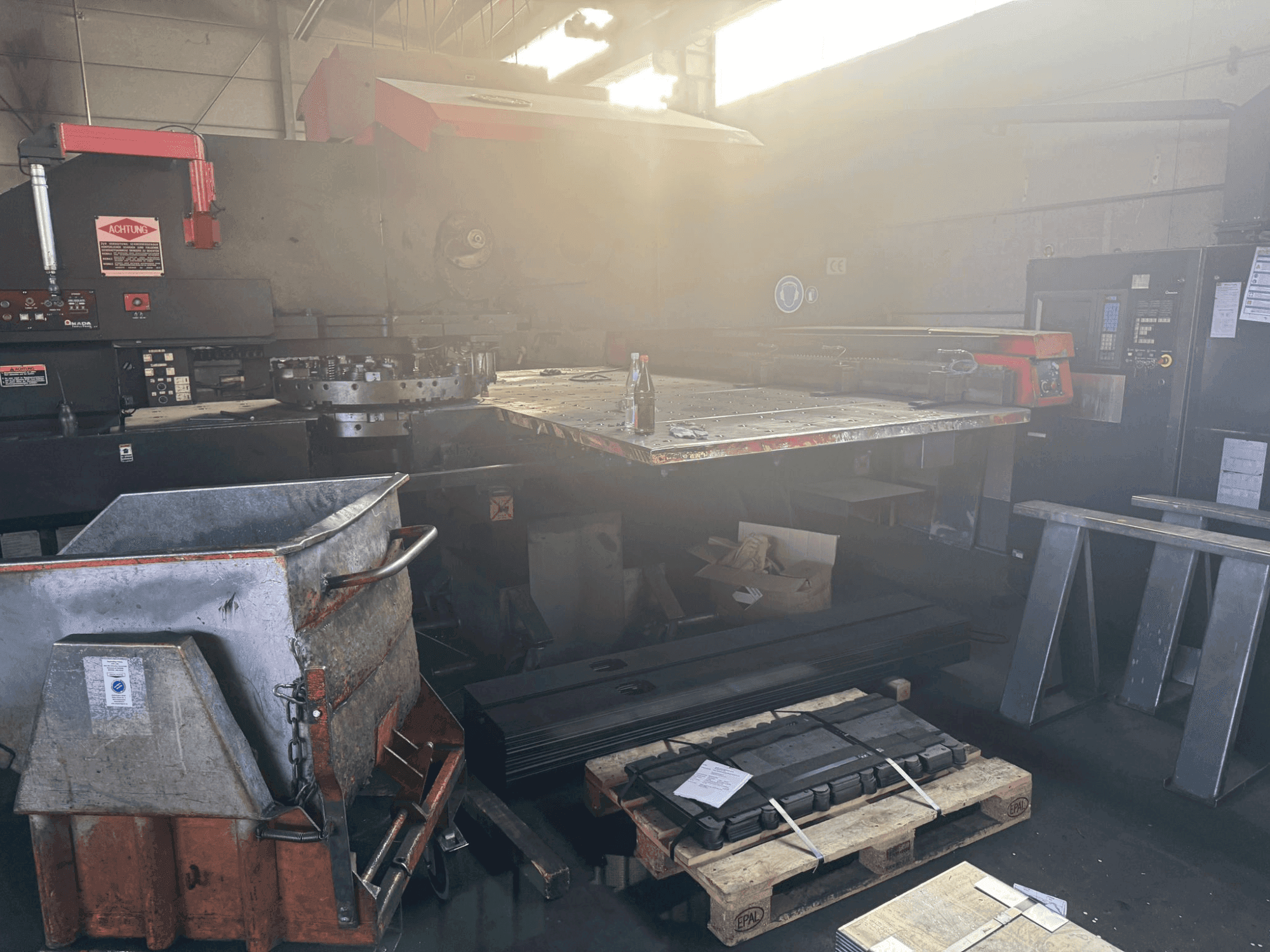 AMADA PEGA 306072 2000MM-maskinen framifrån