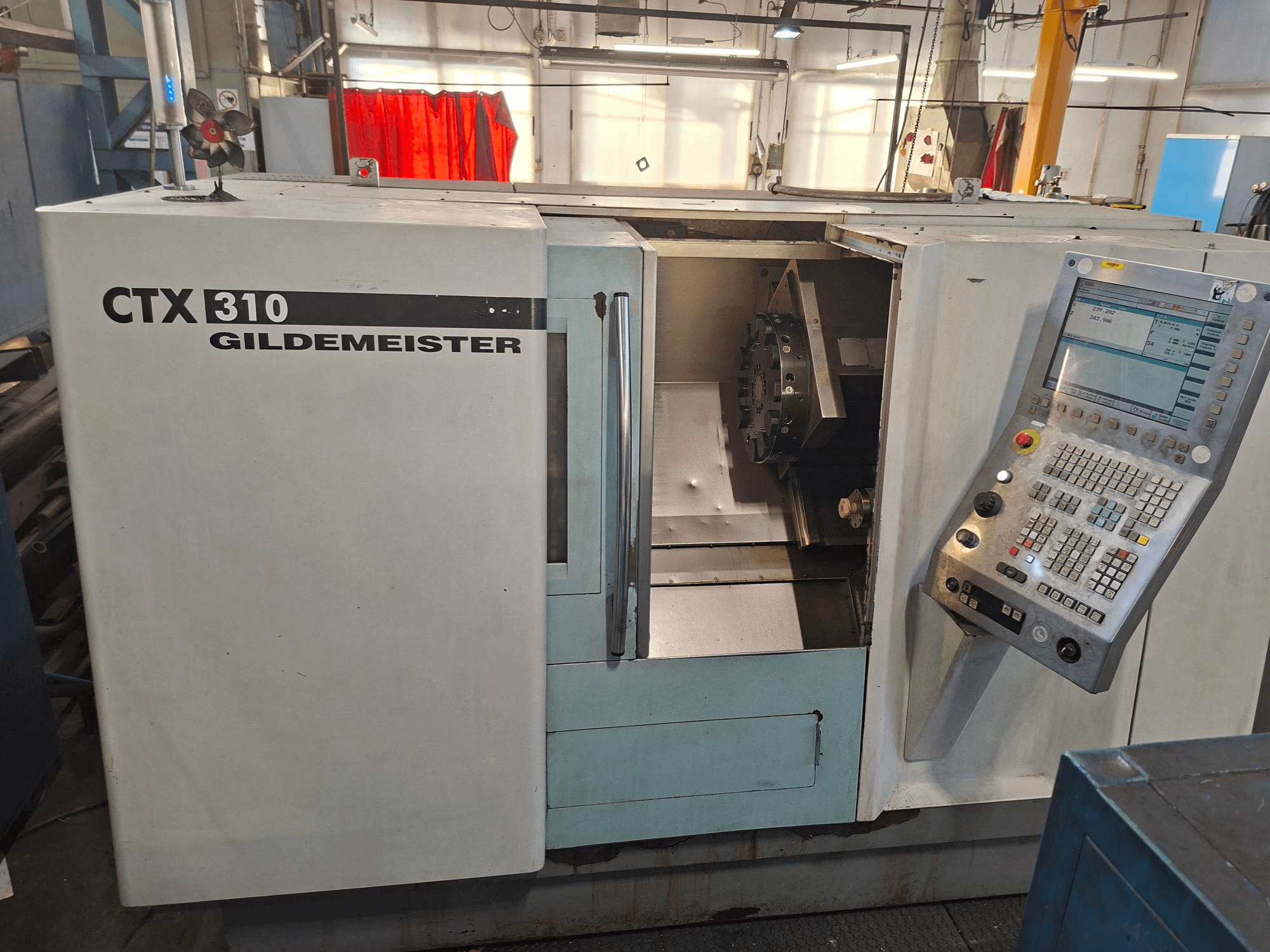 Horisontell svarv DMG CTX 310, framifrån, med kontrollpanel och öppen åtkomst till arbetsområdet.