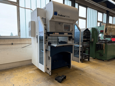 TRUMPF TruBend 7036 kantpress i en verkstad, framifrån med öppen lucka, där man ser kontrollpanelen och bockningsområdet.