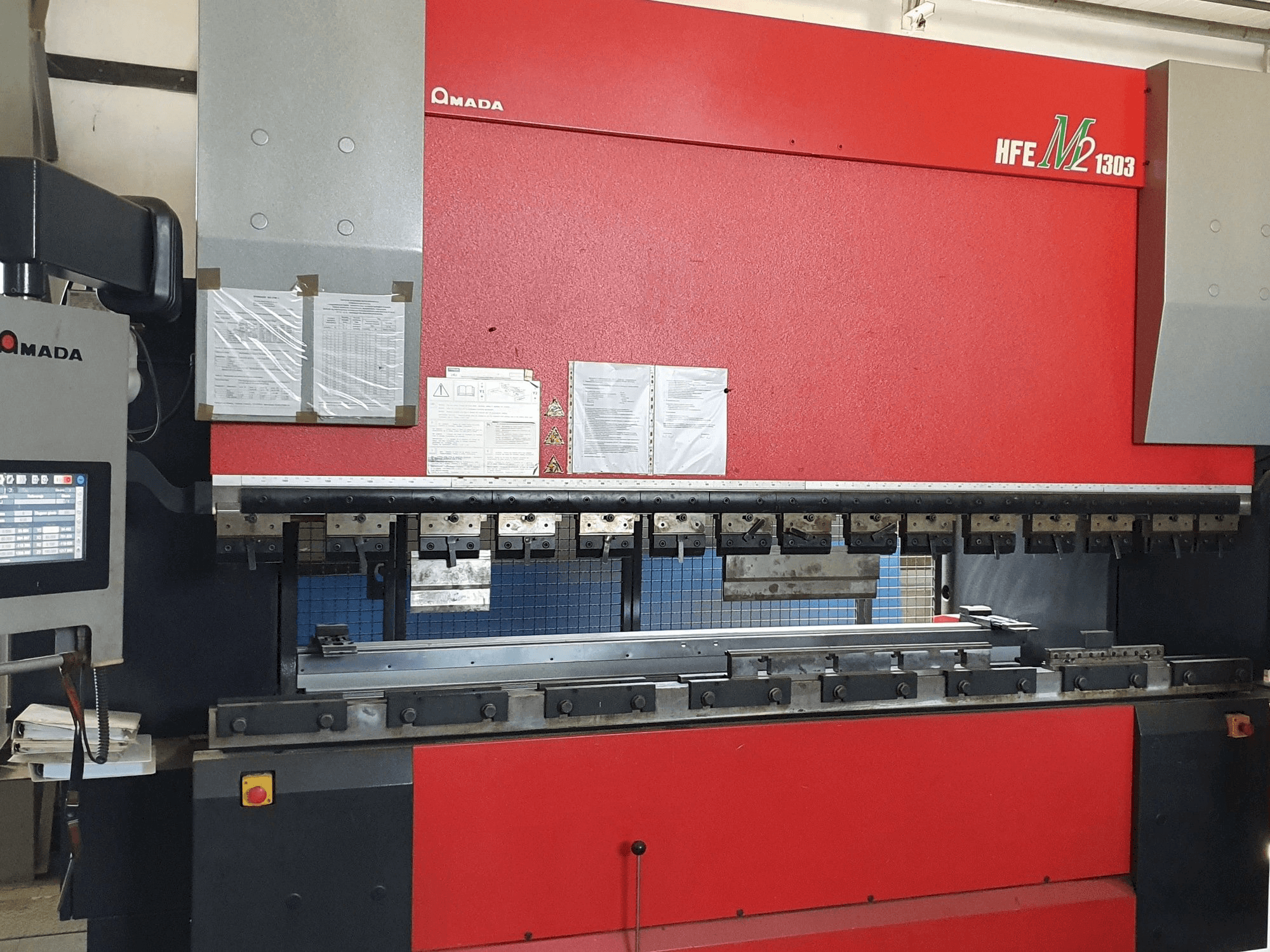 AMADA HFE-1303M2 8 Axes-maskinen framifrån