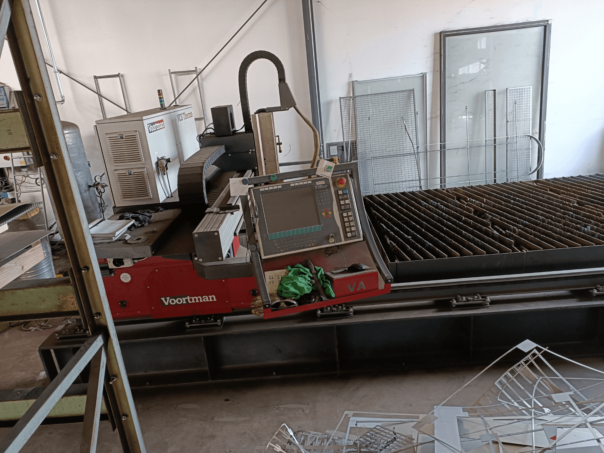 VOORTMAN VCS Thermo-plasmaskärmaskin, framifrån, med kontrollpanel, skärbord och detaljer från det omgivande arbetsområdet.