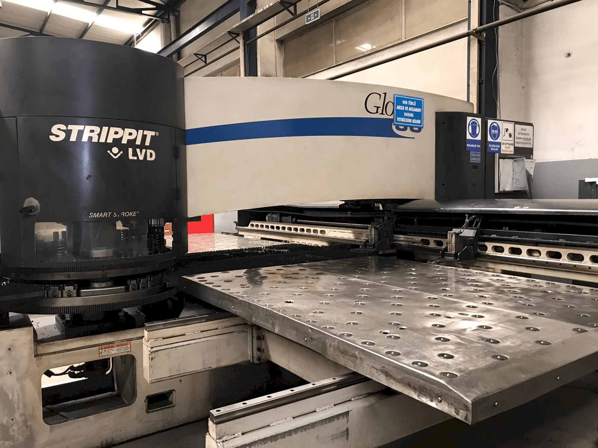 LVD STRIPPIT Global 30 1525-maskinen framifrån