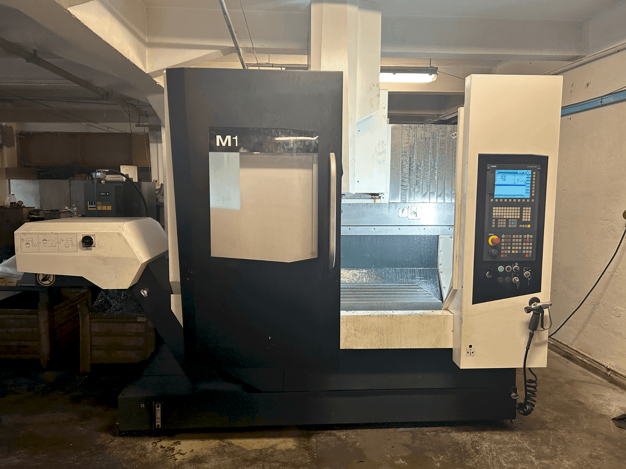 DMG MORI M1-maskinen framifrån