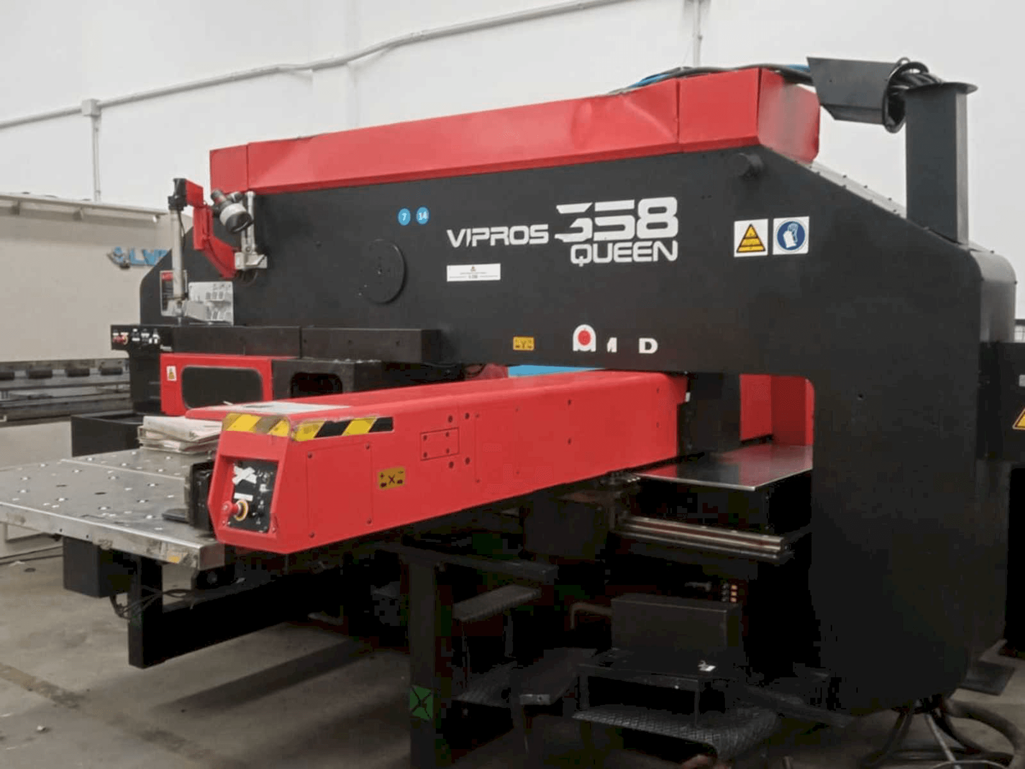 AMADA Vipros 358 Queen-maskinen framifrån