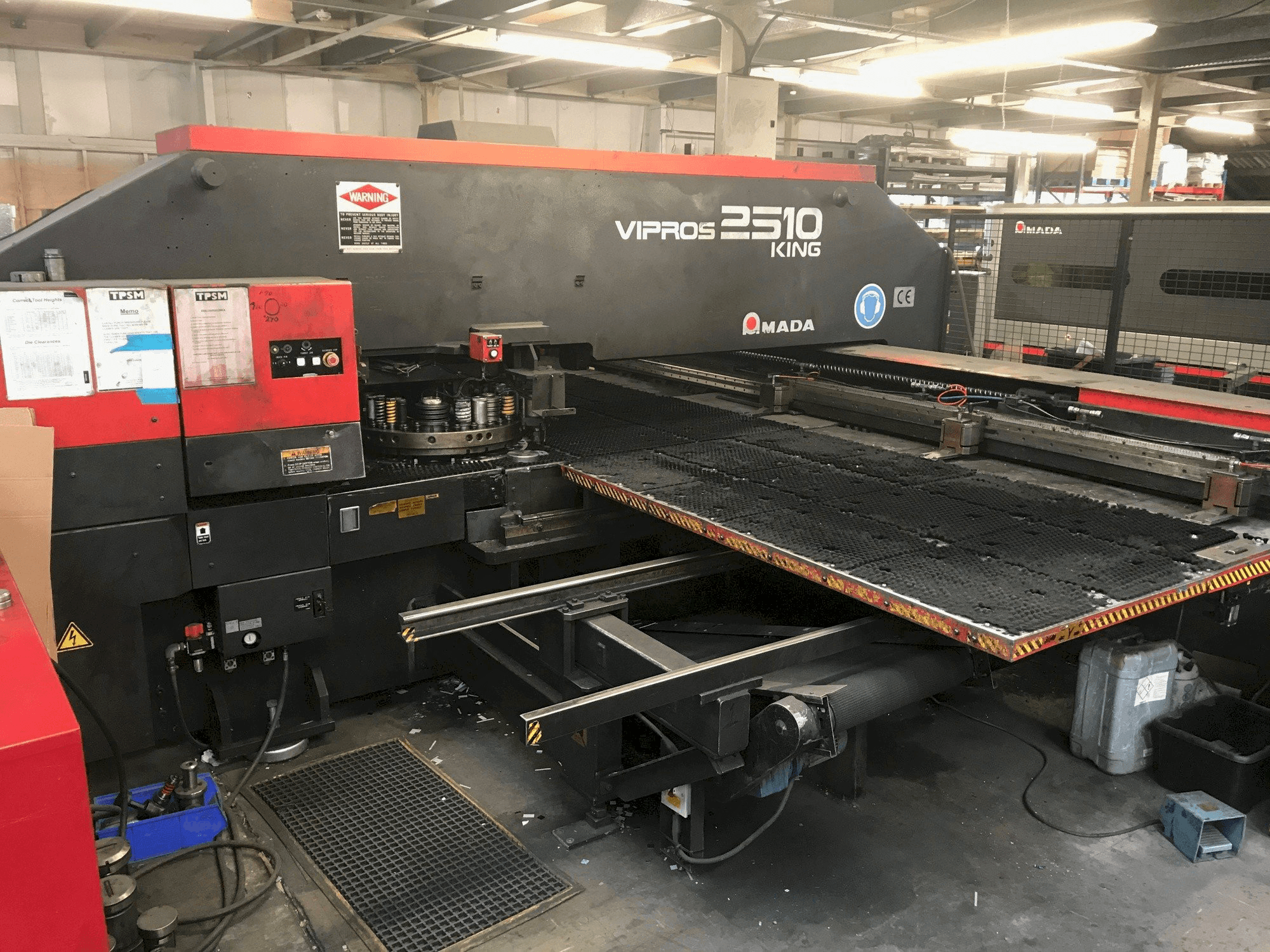 AMADA VIPROS 2510 KING-maskinen framifrån