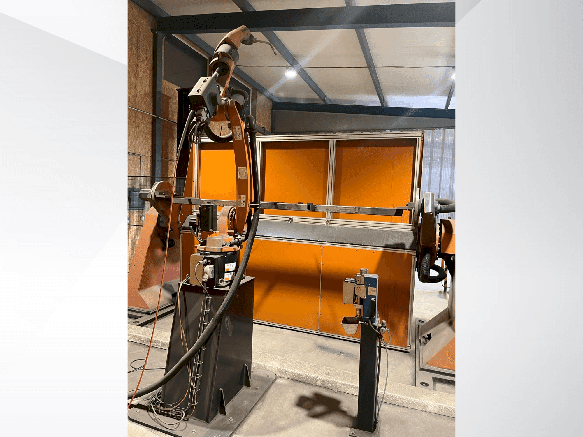 KUKA KR8 R2100-2 arc HW-maskinen framifrån