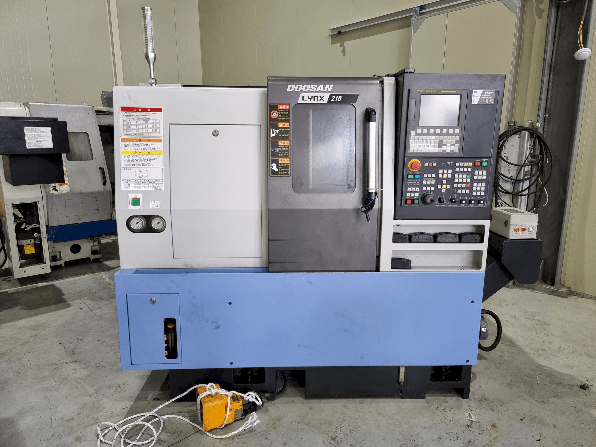 Doosan LYNX 210-maskinen framifrån