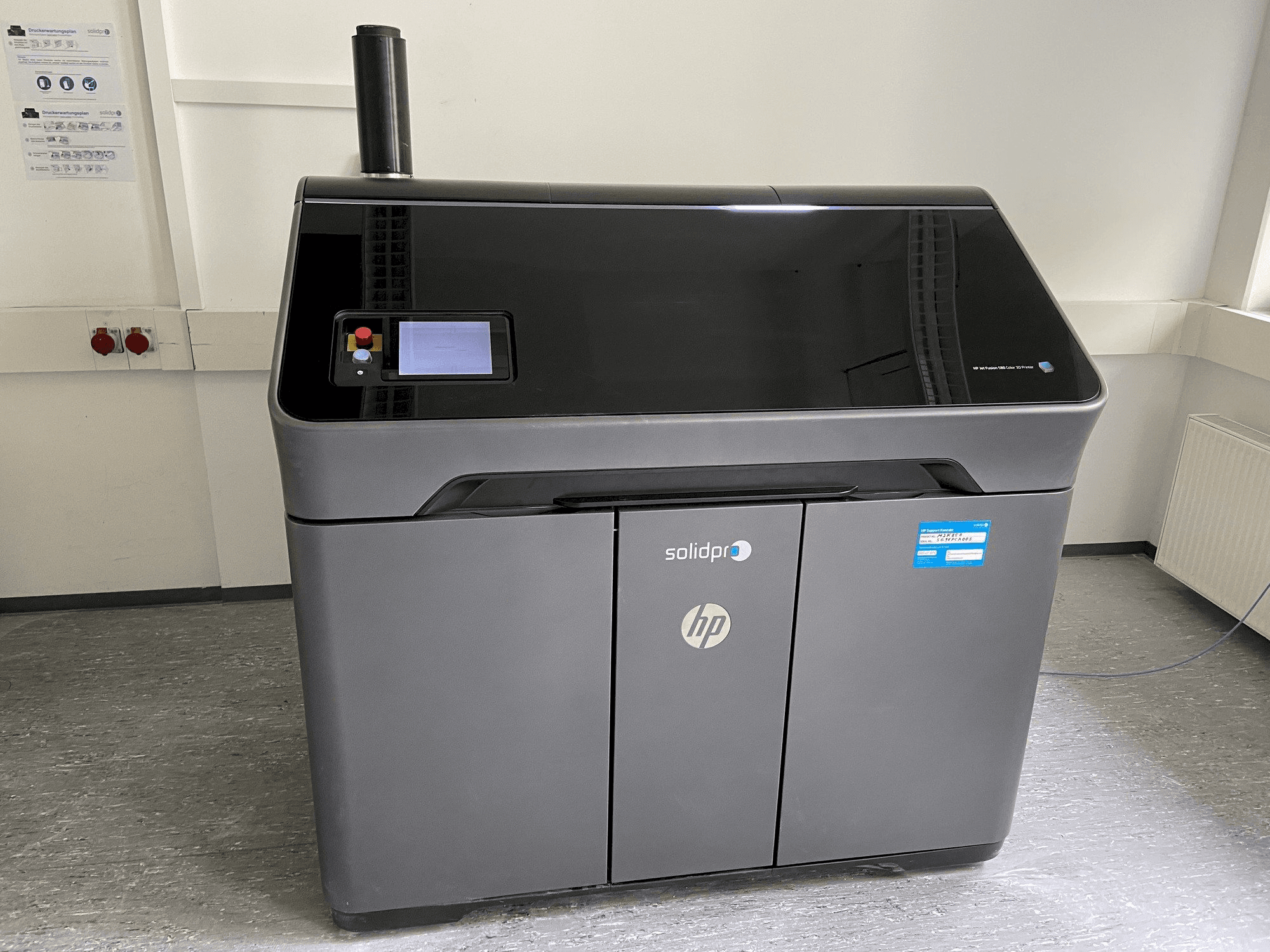 HP Jet Fusion 580 Color 3D printer-maskinen framifrån