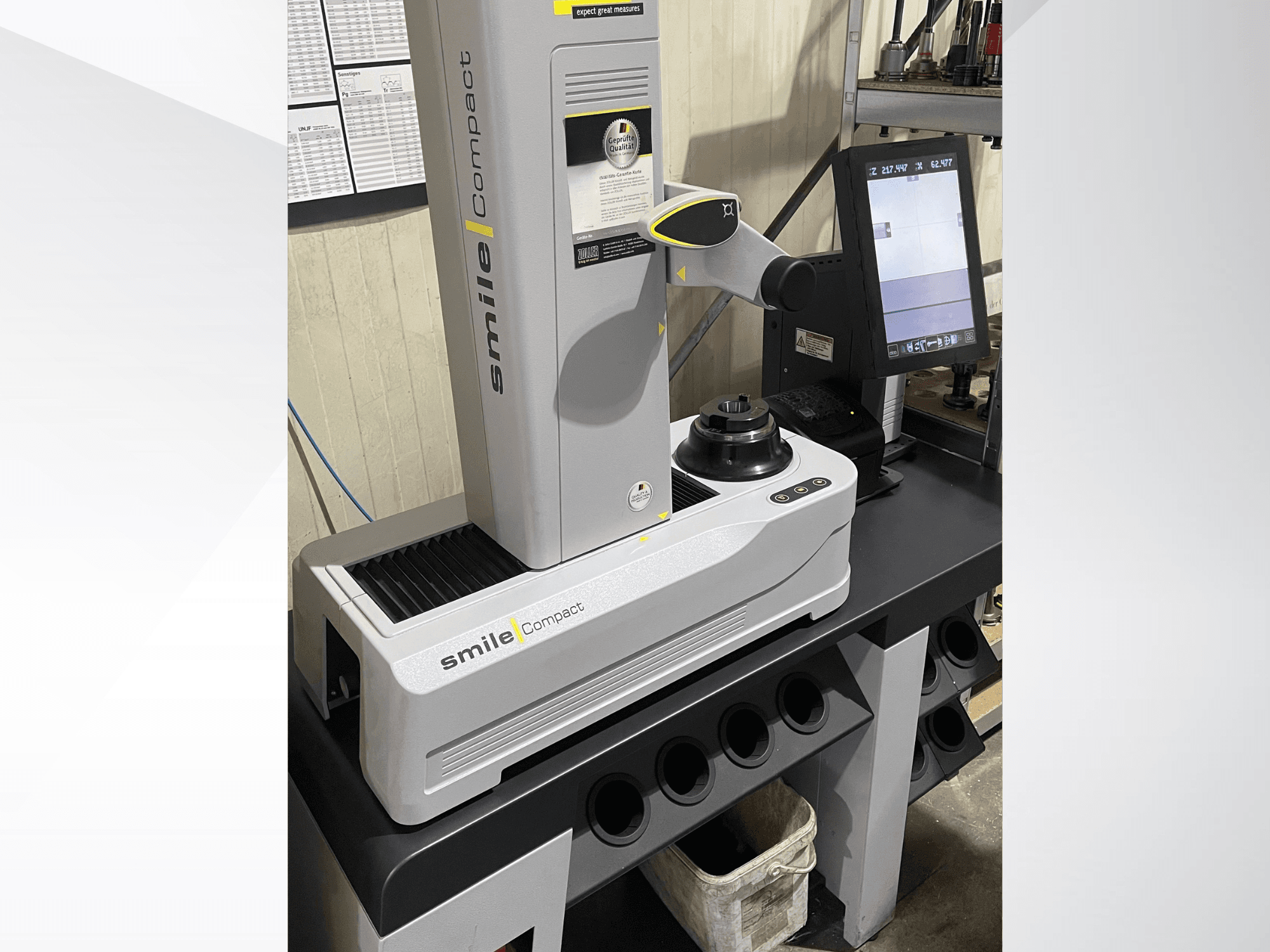 Zoller smileCompact – en verktygsmaskin sedd framifrån, utrustad med en digital skärm och precisionsmätkomponenter.