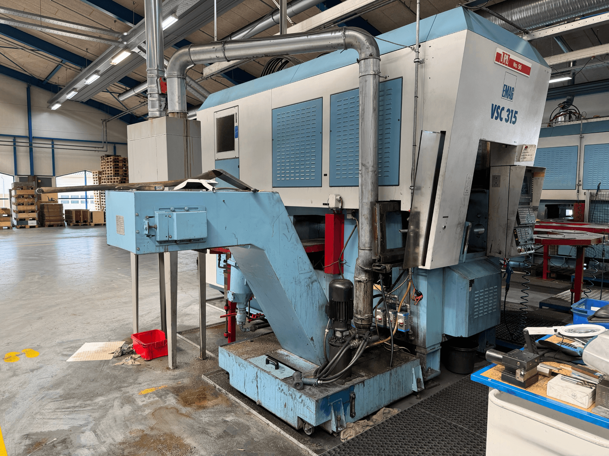 Vertikal svarv EMAG VSC 315 från sidan, visar kontrollpanel, kylsystem och maskinstruktur.