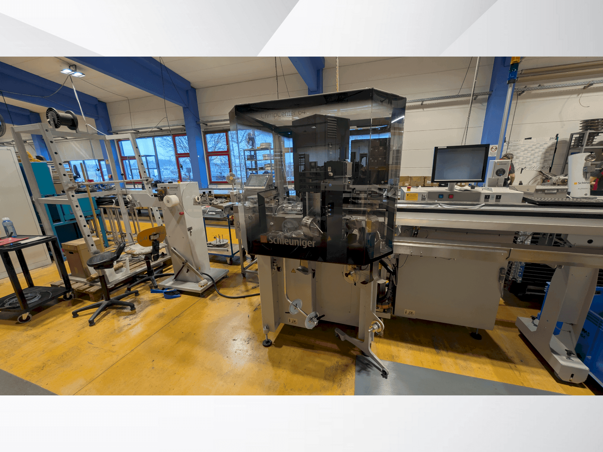 Schleuniger CrimpCenter 64-maskinen framifrån