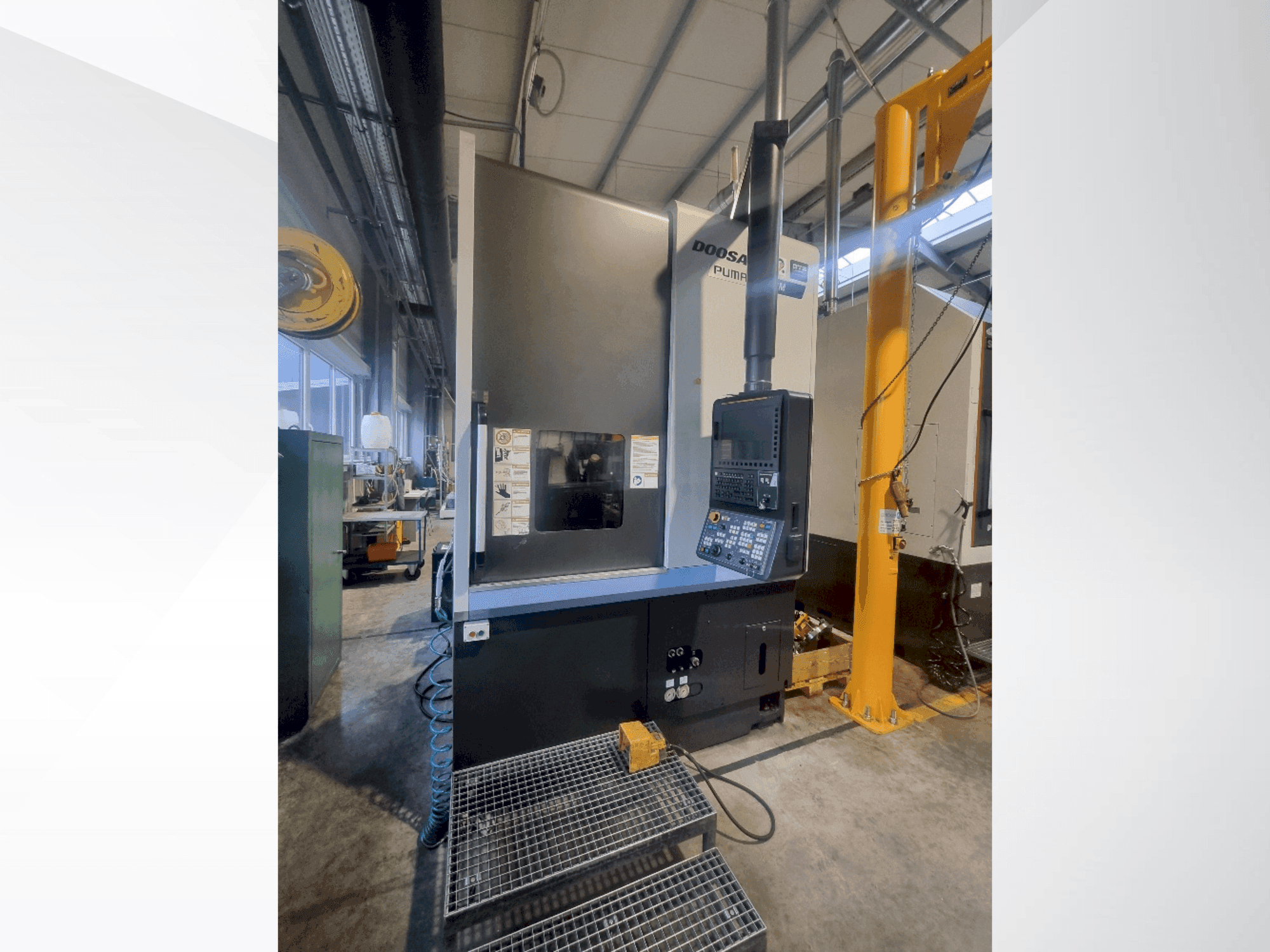 DOOSAN V8300MR-maskinen framifrån