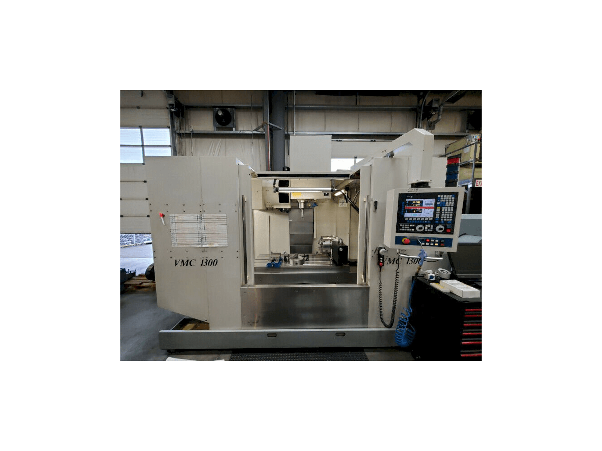 Modern Microcut VMC 1300-maskinen framifrån