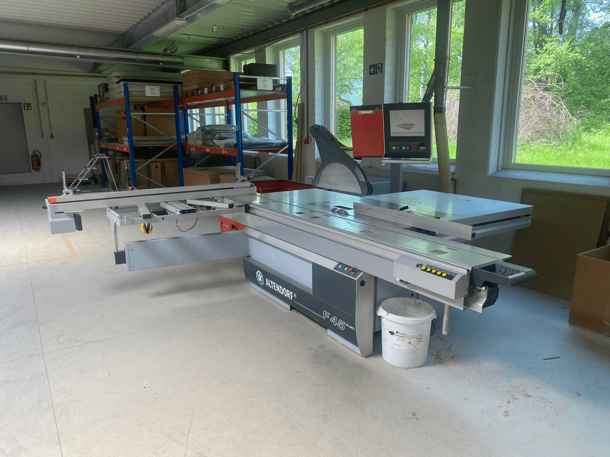 ALTENDORF F45 bordssåg, framifrån, med justerbart skjutbord, digital display och synlig kontrollpanel.