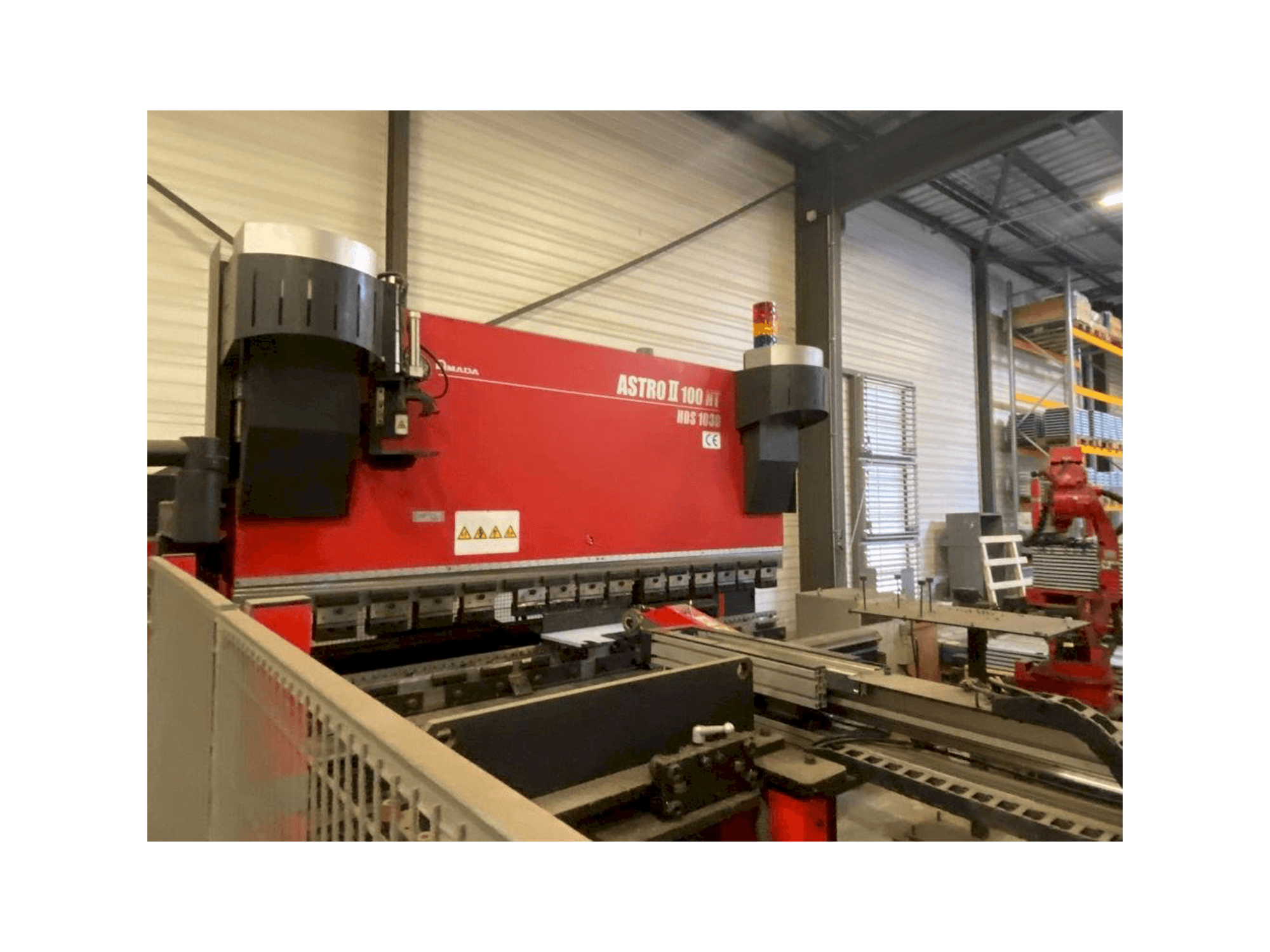 AMADA ASTRO 100NT-maskinen framifrån
