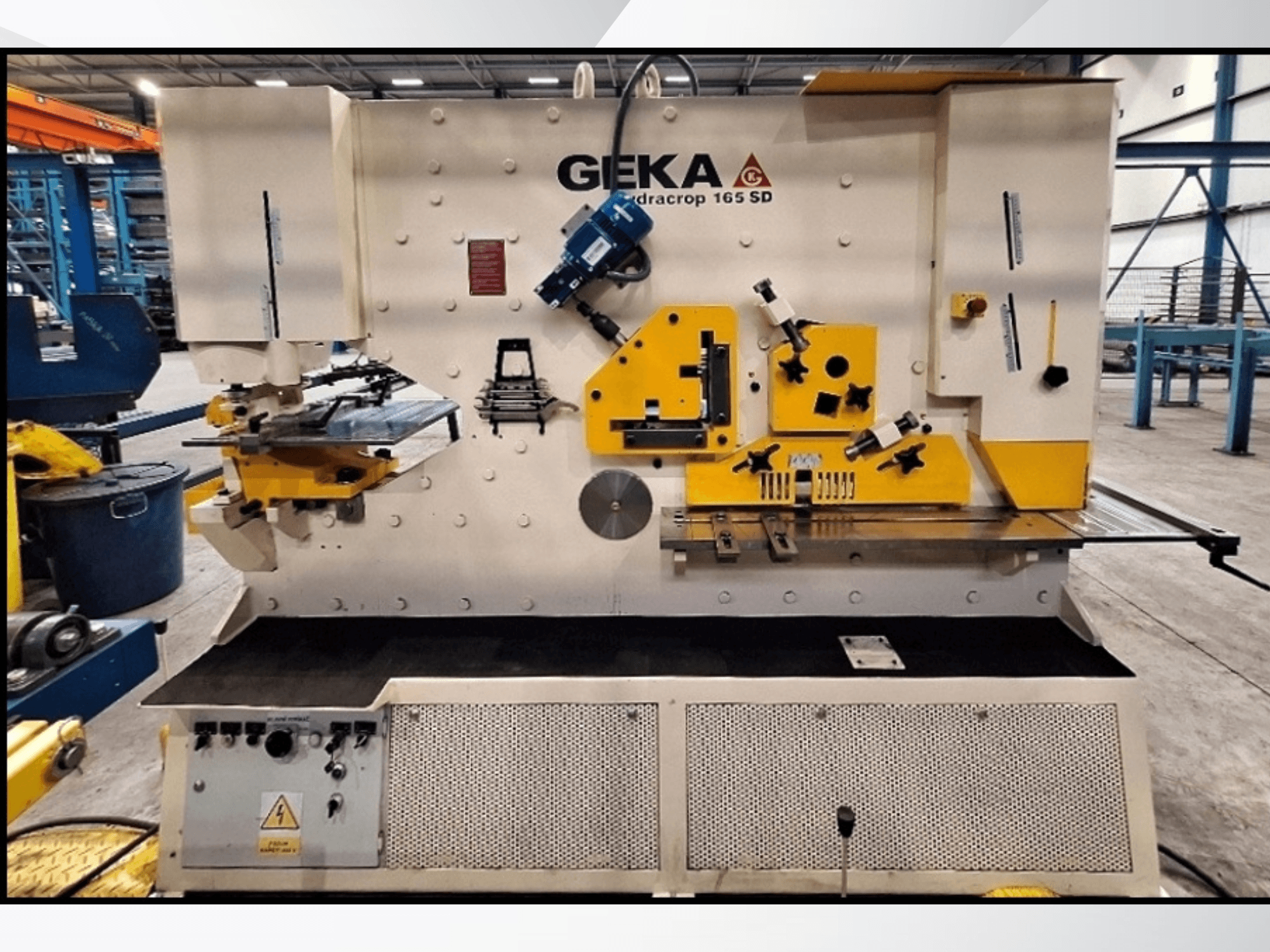 CNC-skärmaskin GEKA HYDRACROP 165/300 SD sett framifrån, med fokus på manöverelement och skärfunktioner.