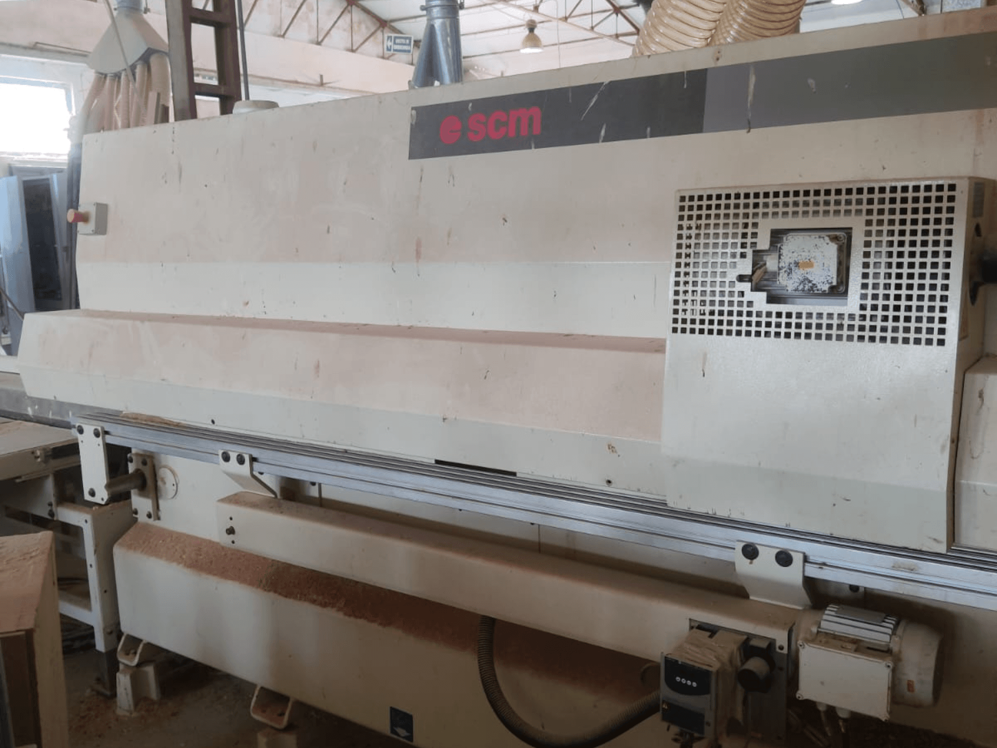 CNC-bearbetningscenter för trä, SCM Windor60, framifrån. Bilden visar maskinens manöverpanel och dammuppsamlingssystem, med träspån under.