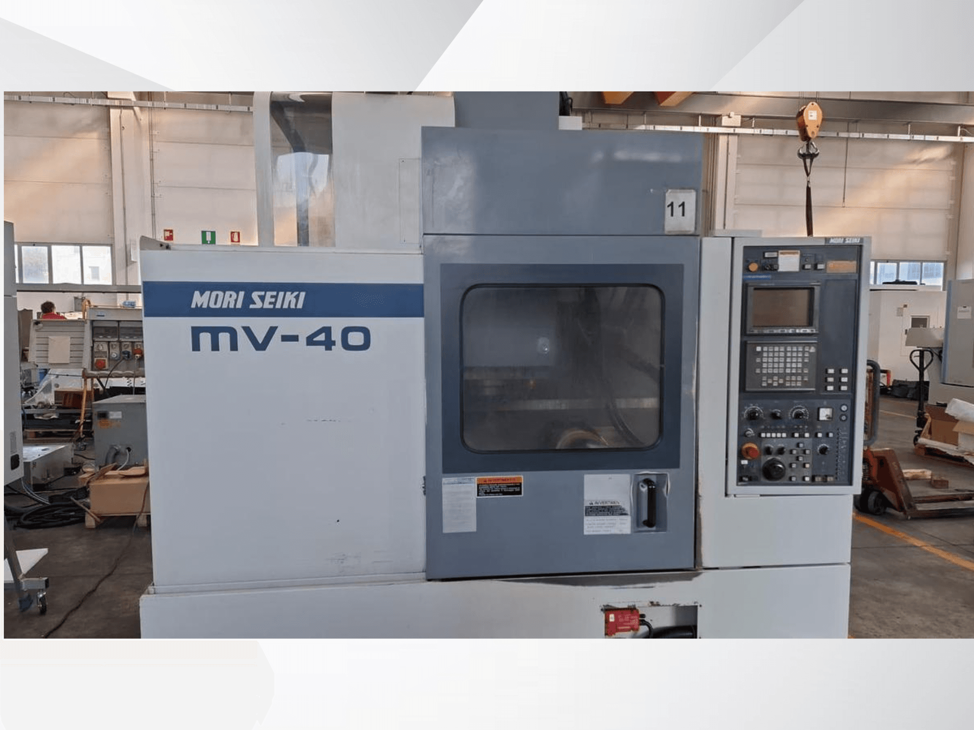 MORI SEIKI MV-40 Vertikal fleroperationsmaskin, framifrån med kontrollpanel och fönster, i en verkstadsmiljö.