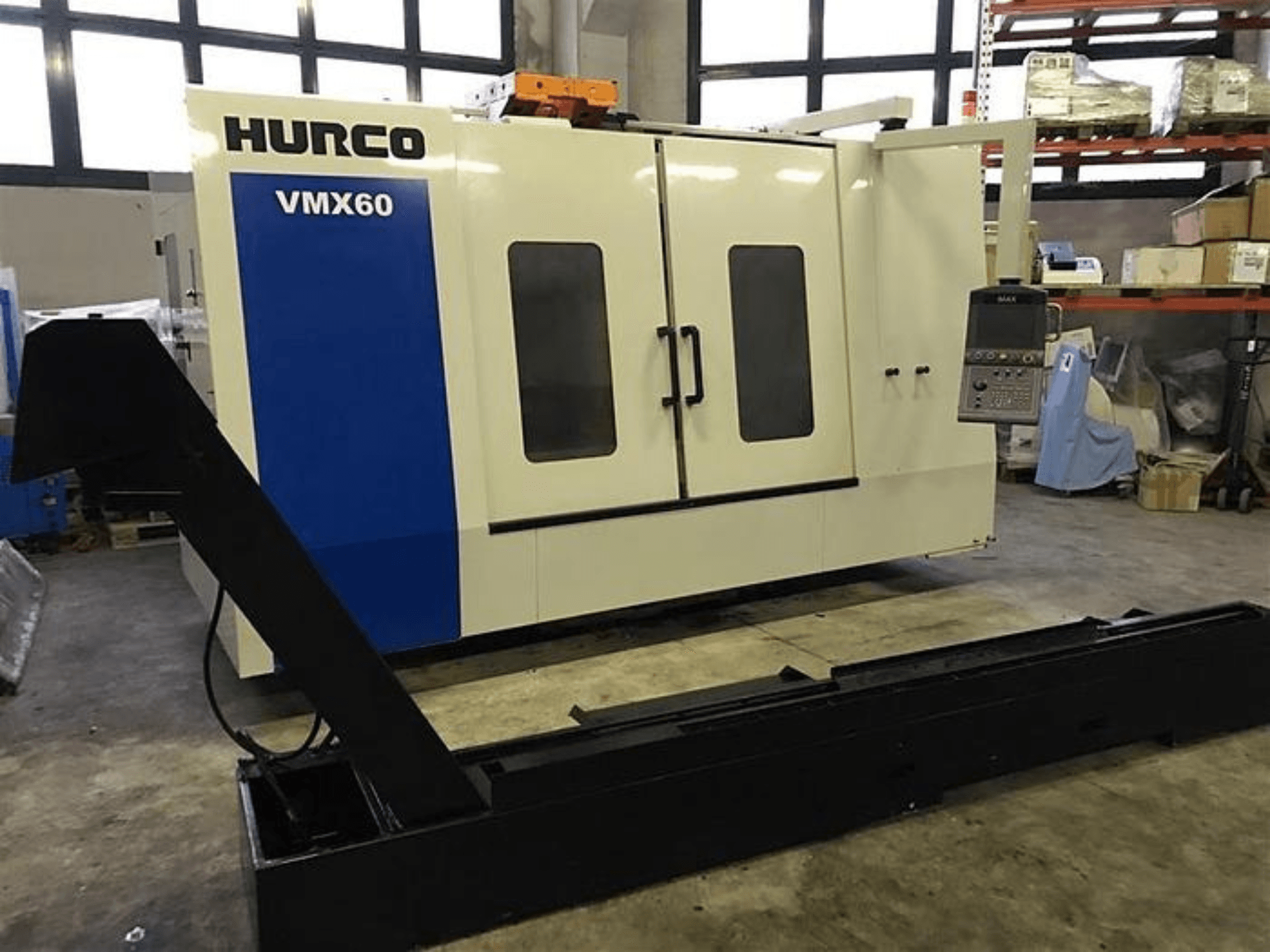 HURCO VMX60 CNC-maskin i en verkstad, framifrån, med kontrollpanel och svart stödskena.