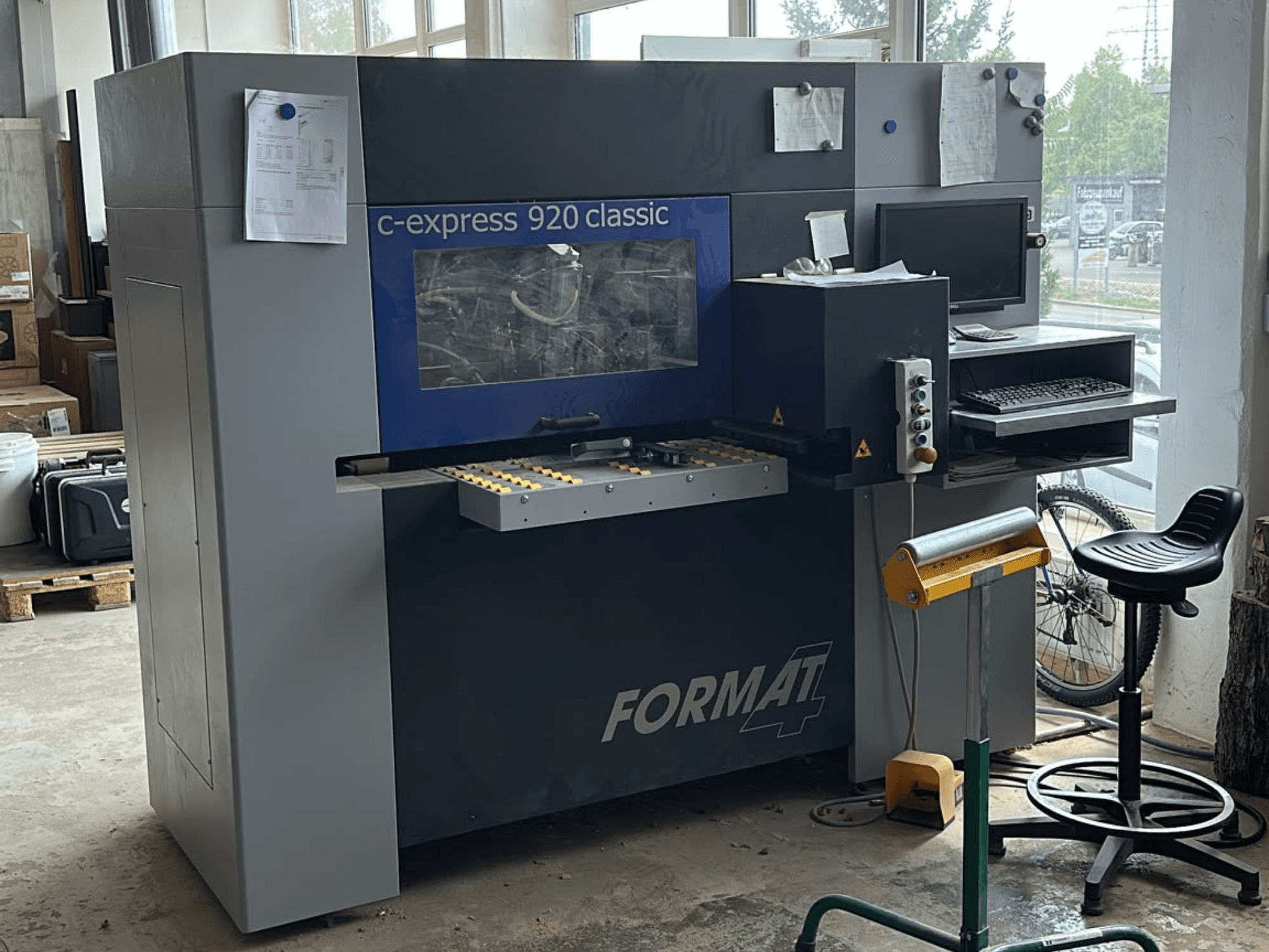 CNC-bearbetningscenter för trä FORMAT4 c-express 920 classic, framifrån med kontrollpanelen och arbetsytan i förgrunden.