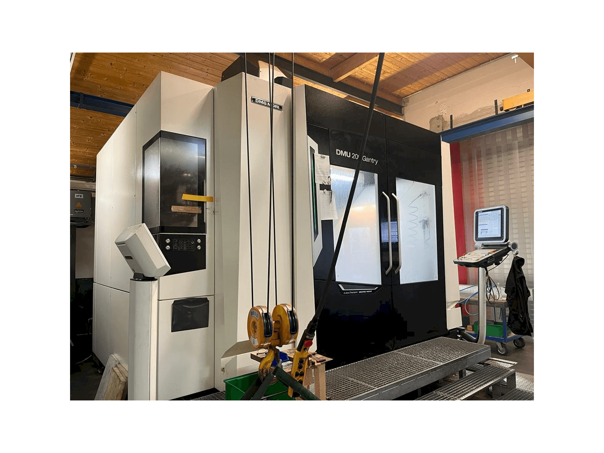 DMG MORI DMU 200 Gantry-maskinen framifrån
