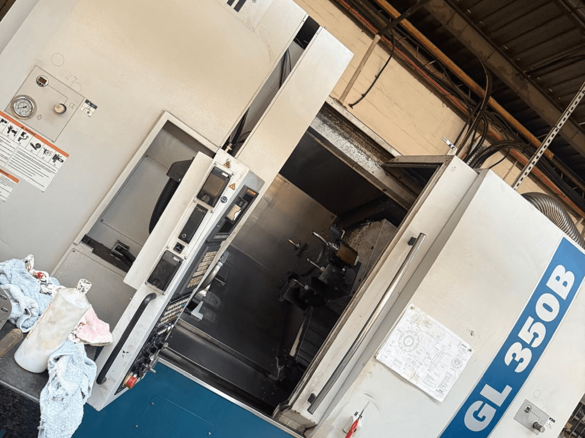 Horisontell svarv Romi GL 350B, framifrån, med kontrollpanel och öppnad dörr som avslöjar interiören.