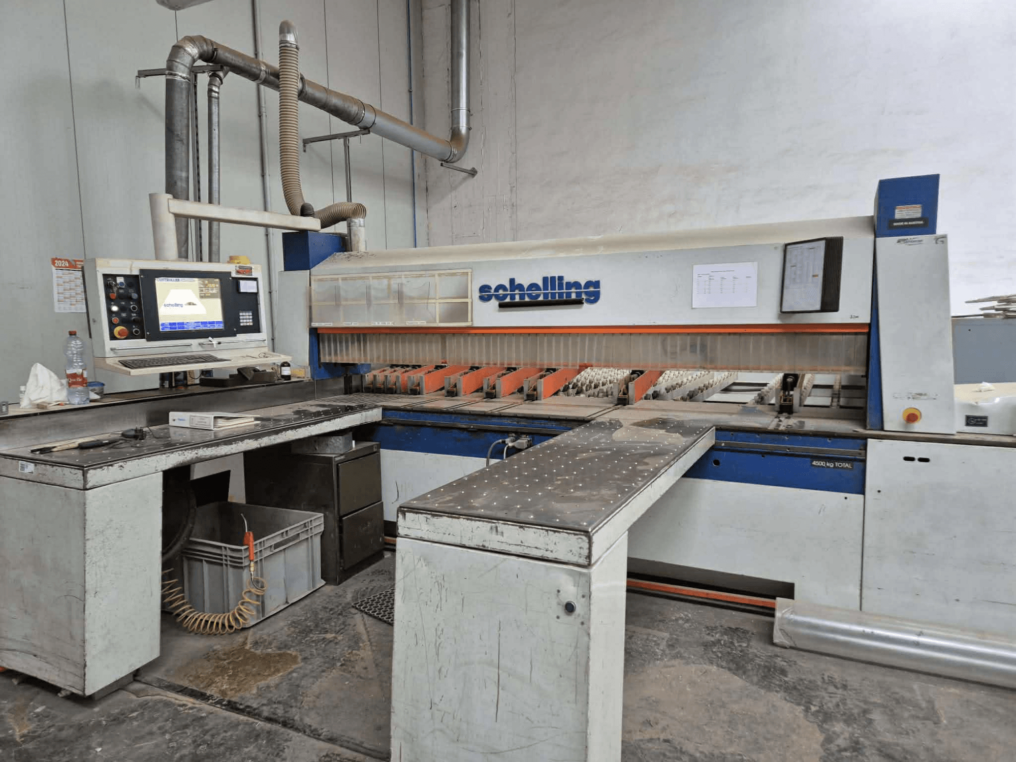Schaublin skärmaskin i sidovy, med ett datorgränssnitt, vassa knivar och en robust arbetsyta av metall.