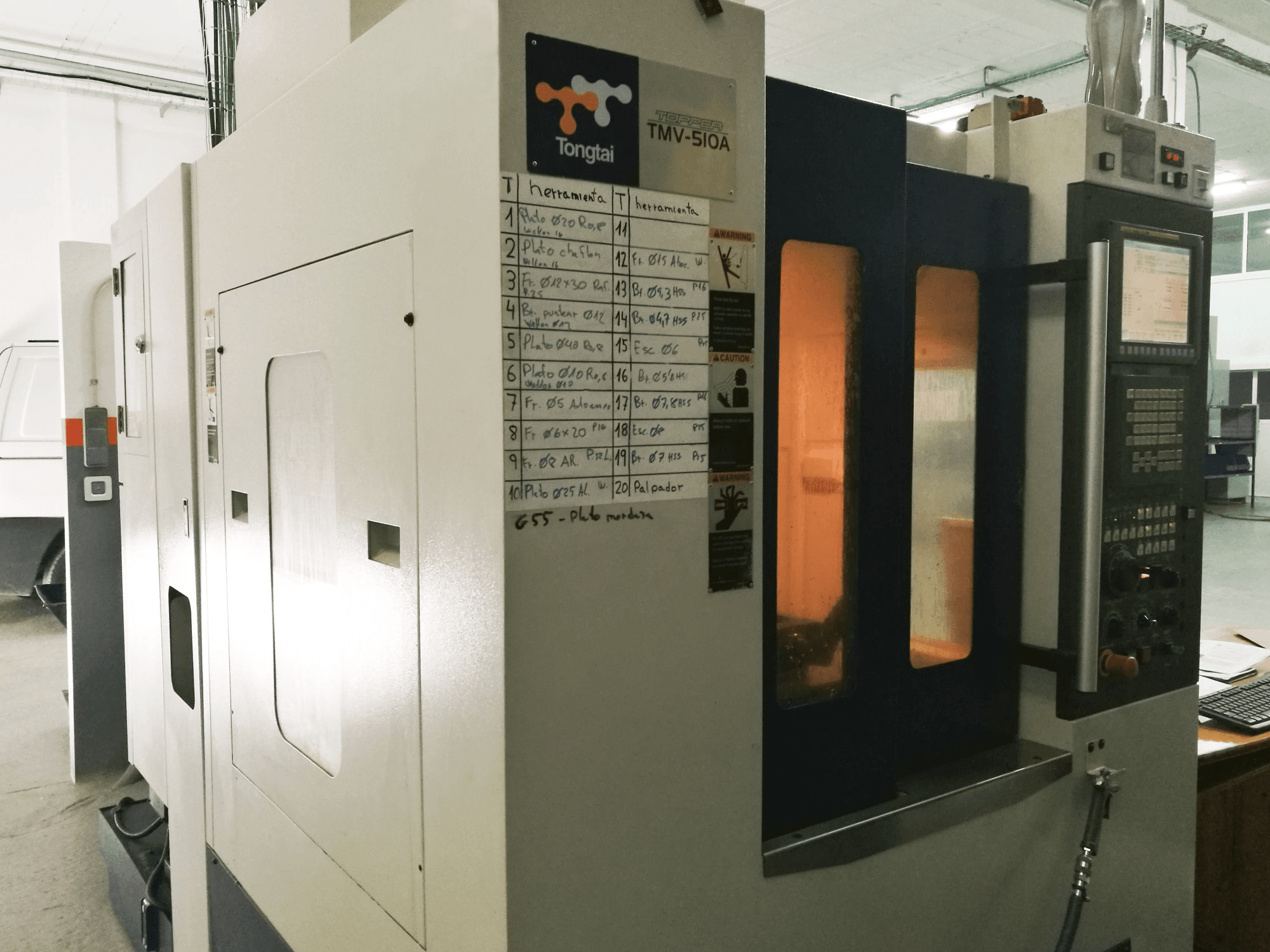 Tongtai-maskinen sedd från vänster sidaTMV-510A
