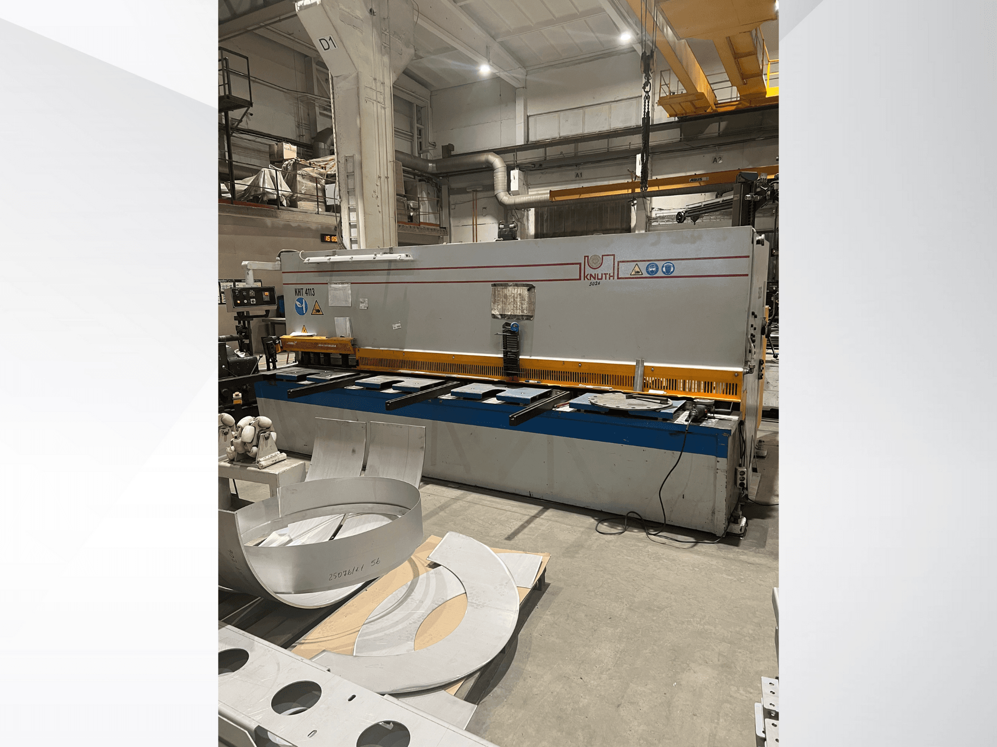 Plåtsax av modell MT 4173 från Knuth i en verkstad, framifrån med skärbord och metallplåtar.