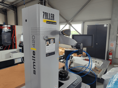ZOLLER smile 420 mätinstrument med monitor, sidovy i en verkstad, med blå slangar och maskiner i bakgrunden.