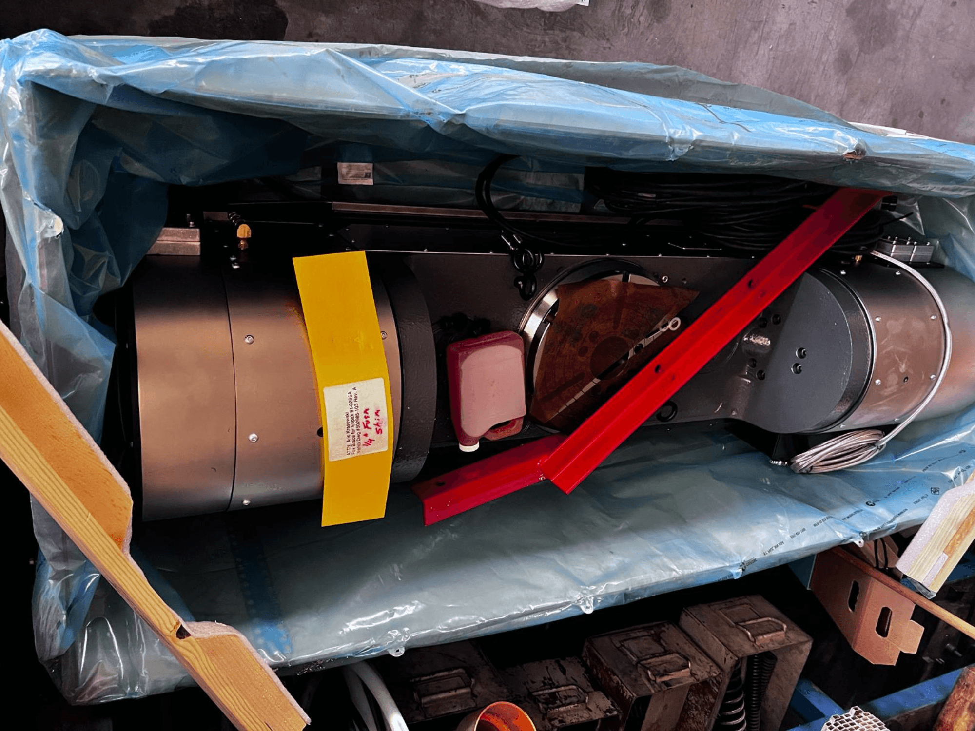 Motorenheten är delvis synlig i förpackningen och har en silverfärgad utsida, färgglada mätare och ett rött stödben.