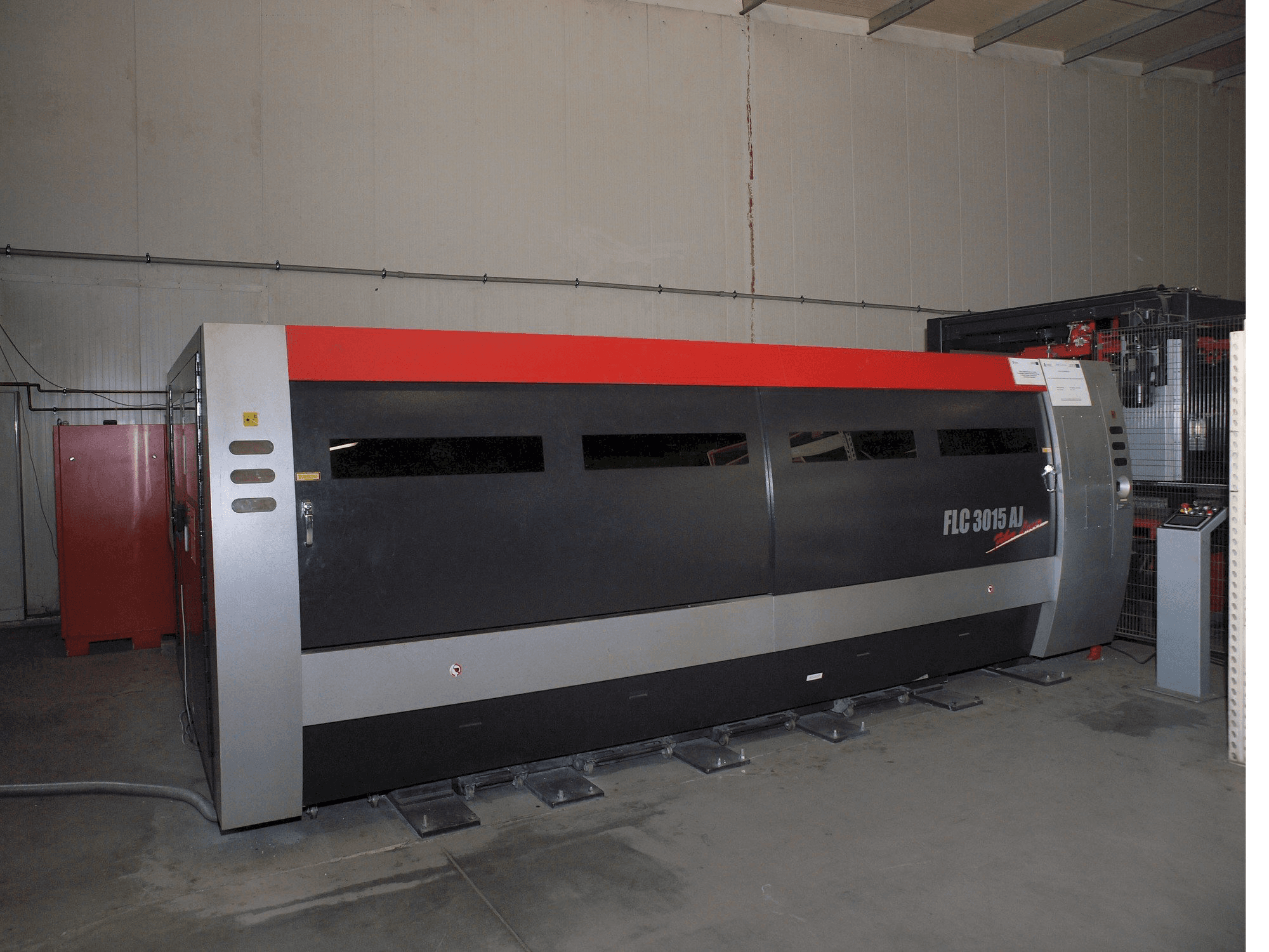 AMADA LC-3015 AJ 2kW Fiber laser-maskinen framifrån