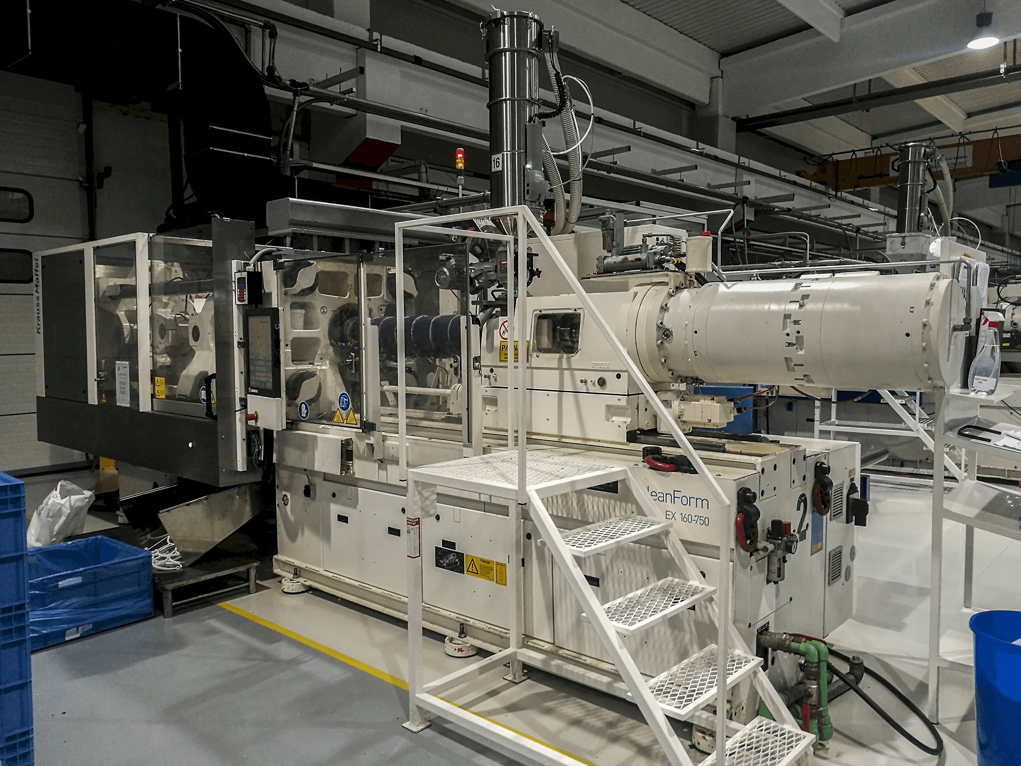 Krauss Maffei-maskinen sedd från höger160-750 EX